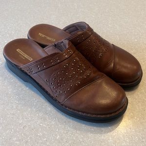 clarks clogs wide width